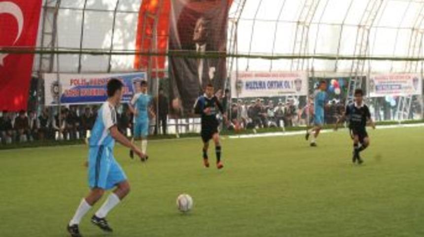 'Polis ağabeylerle ma&ccedil;tayım' şampiyonu, &Ouml;ğretmen Lisesi oldu