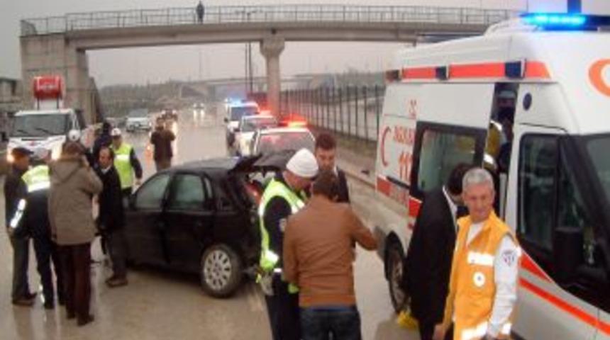 Otob&uuml;se &ccedil;arpan otomobildeki bir kişi yaralandı