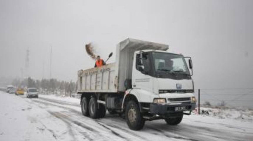 İzmir Büyükşehir, buzlanmayı önlemek için yollara 450 ton tuz döktü
