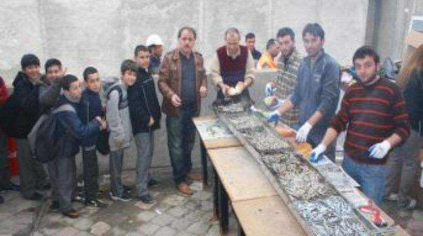 Edremit K&ouml;rfezi b&ouml;lgesindeki Karadenizliler hamsi şenliği d&uuml;zenledi