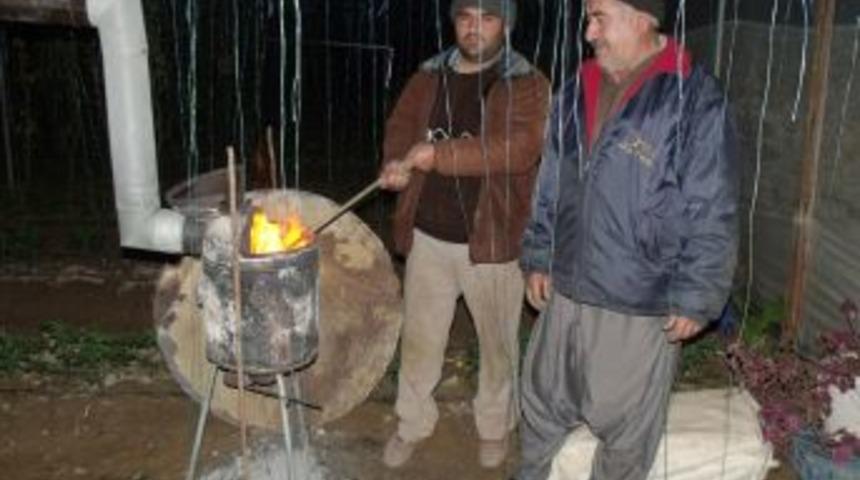 Silifke'de seracılar don n&ouml;beti tutuyor