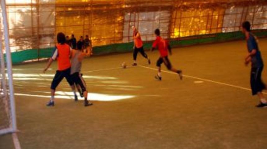 Kızıltepeli gen&ccedil;ler, polislerle halı saha ma&ccedil;ı yaptı