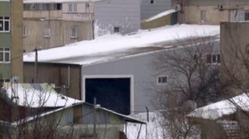 Kar temizliği yaptığı &ccedil;atıdan betona &ccedil;akıldı