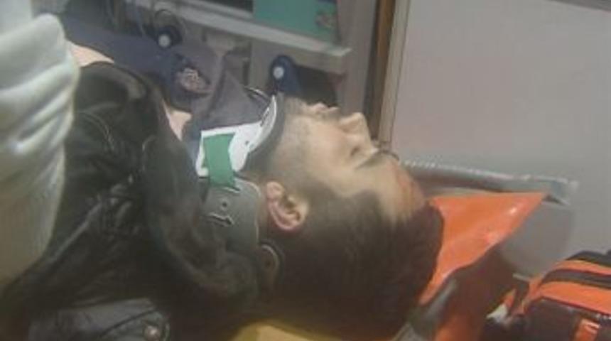 Kontrolden &ccedil;ıkan otomobil &ouml;nce taksiye sonra direğe &ccedil;arptı: 2 yaralı