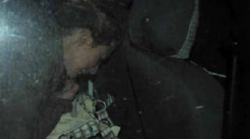 Kaçan sürücü kaza yerinde çantasını düşürdü