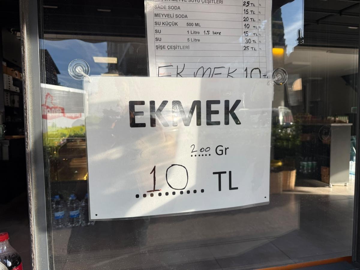 Antalya da fırıncıların  fiyat savaşı  vatandaşa yaradı: 17,5 TL den 10 TL ye d&uuml;şt&uuml; 3