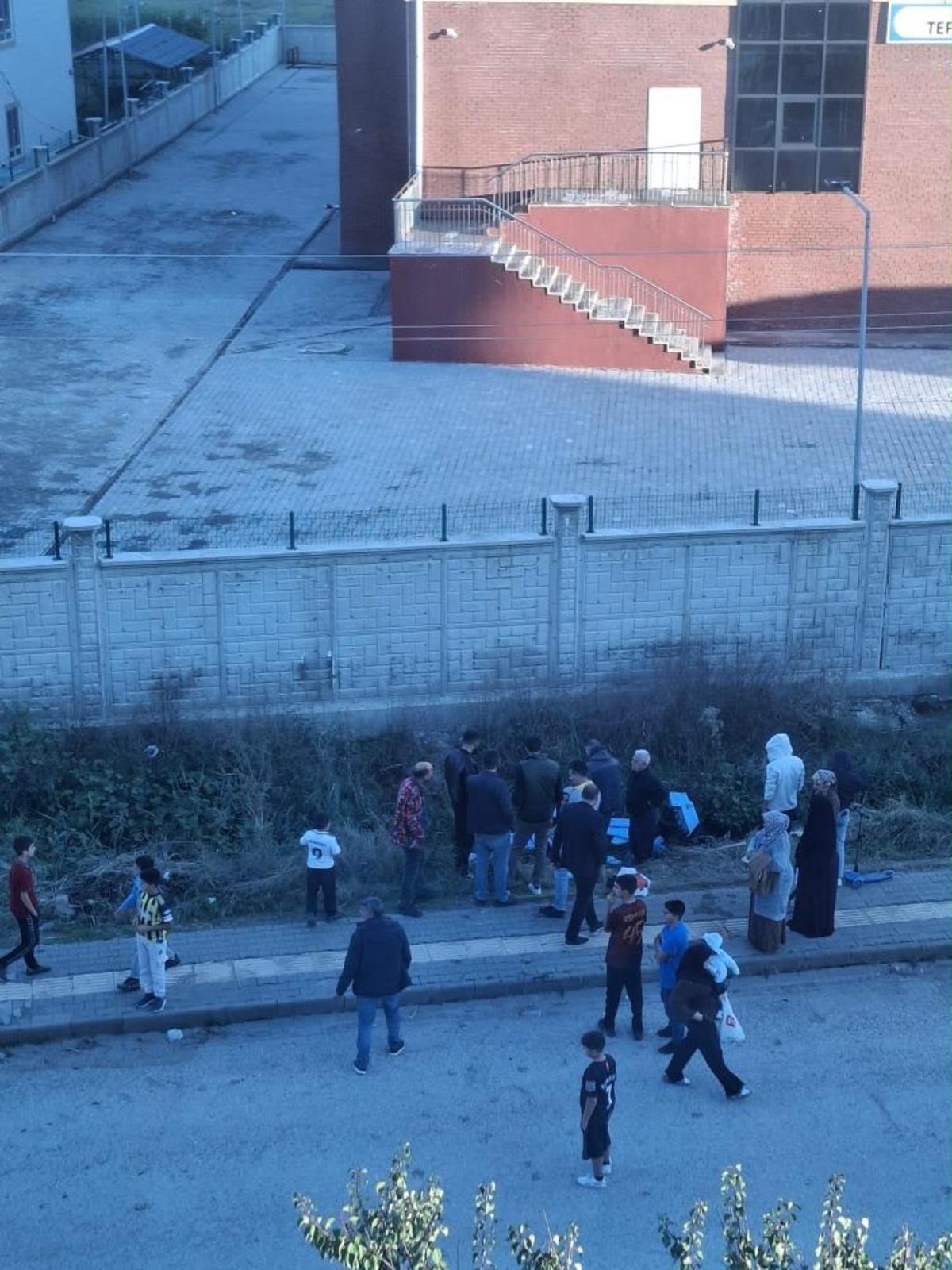 Elazığ da su kanalına d&uuml;şen 8 yaşındaki &ccedil;ocuk kurtarıldı 1