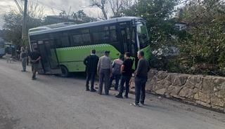 Kocaeli&rsquo;de &ouml;zel halk otob&uuml;s&uuml; duvara &ccedil;arptı: 10 yaralı