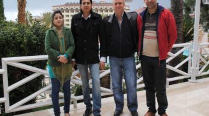 Antalyalı iş adamı her ay bir Hintli ve Çinli iş adamını Side'de ağırlıyor