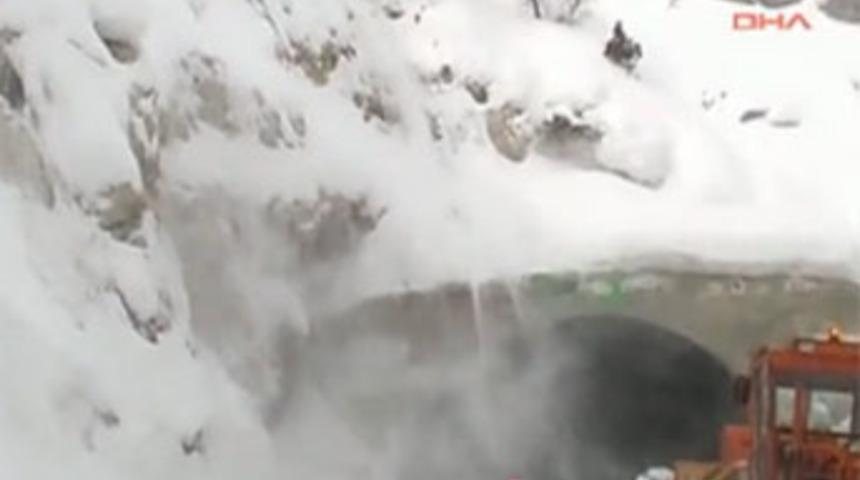 &Ccedil;ığ d&uuml;şme anı kameralara b&ouml;yle yansıdı