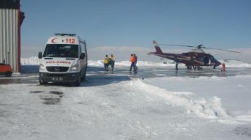 Mezrada doğum sancıları &ccedil;eken kadını amb&uuml;lans helikopter kurtardı