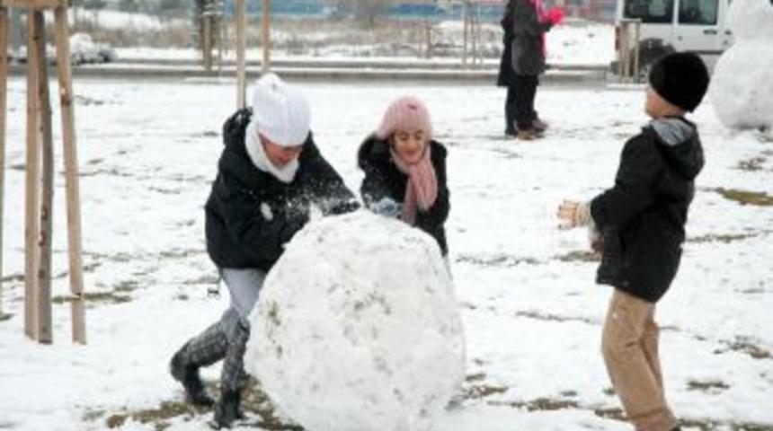 İzmir'de &ccedil;ocuklar en b&uuml;y&uuml;k kardan adamı yapmak i&ccedil;in yarıştı