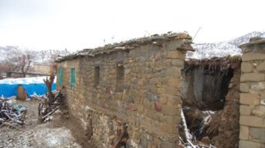 Aşırı yağıştan evleri yıkılan aile Kur'an kursuna yerleşti