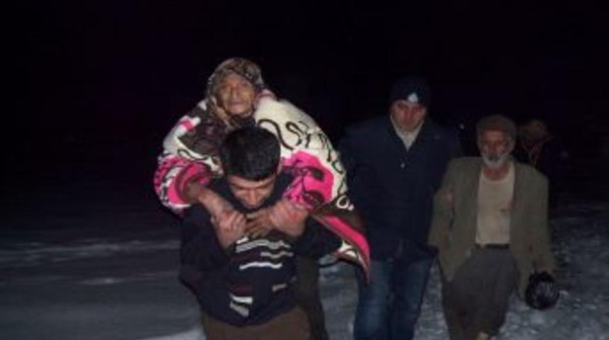 Barakada yaşayan yaşlı &ccedil;ift, sıcak yuvaya kavuştu