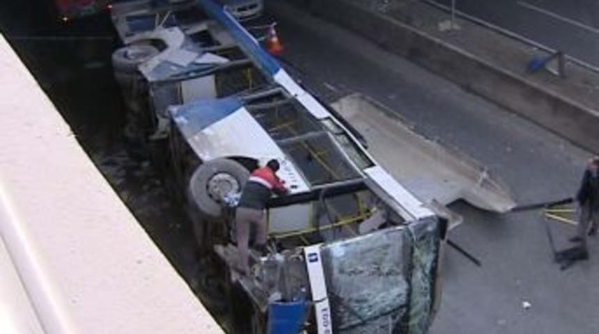 Belediye otob&uuml;s&uuml; k&ouml;pr&uuml;den u&ccedil;tu: 1 &ouml;l&uuml;, 14 yaralı