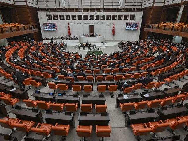 Fon teklifi Meclis'ten ge&ccedil;erek yasalaştı