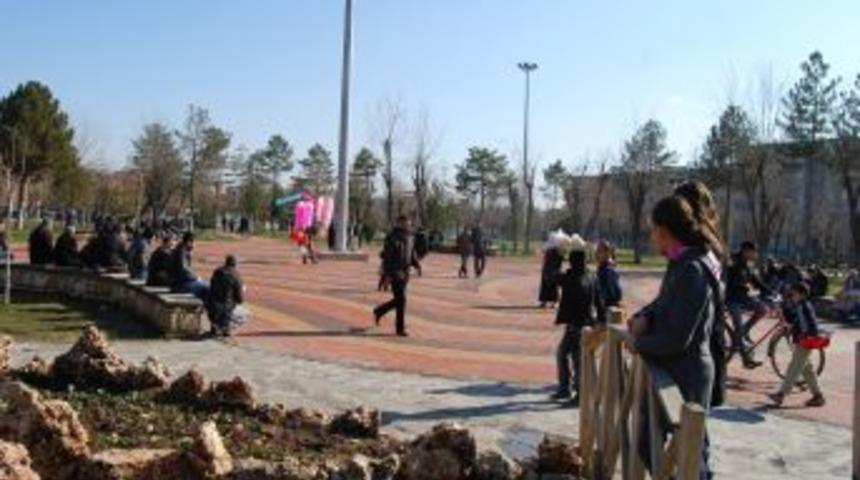 Batmanlılar kış ortasında güneşin tadını çıkarıyor