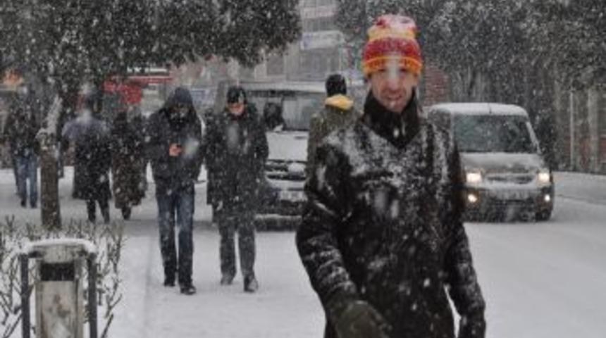 Etkili kar yağışı Balıkesir'i beyaz &ouml;rt&uuml;yle kapladı
