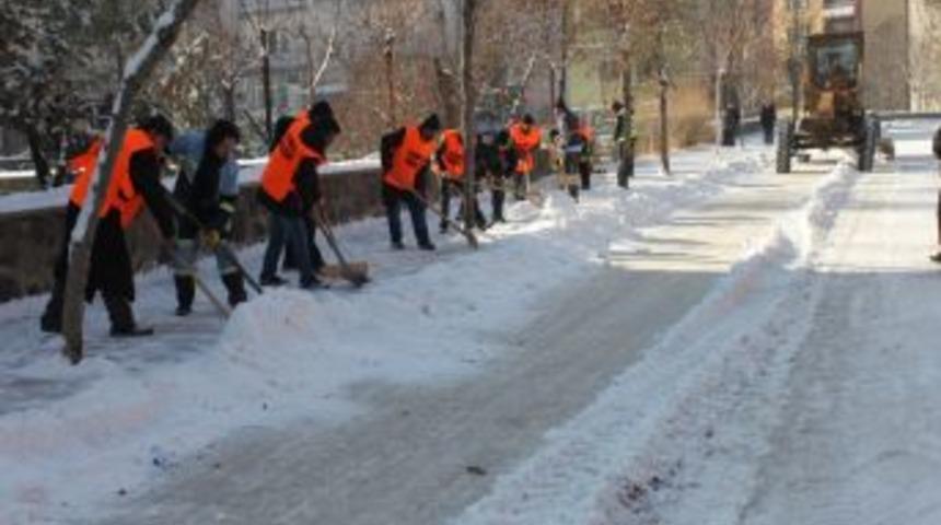 Palandöken Belediyesi kar temizleme çalışması başlattı