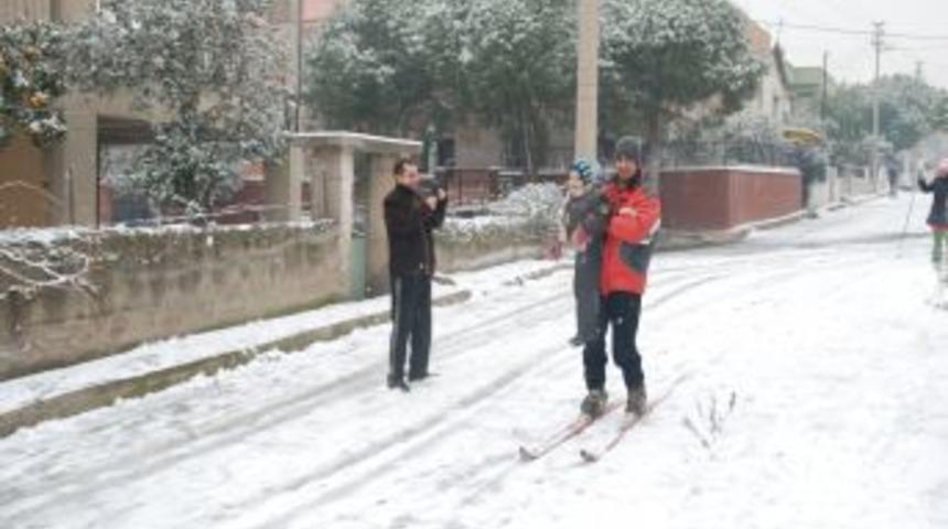 İzmir yağan karı fırsat bildi, sokakta kayak yaptı