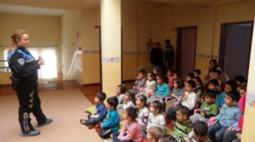 Miniklere polislik mesleğini sevdirdiler