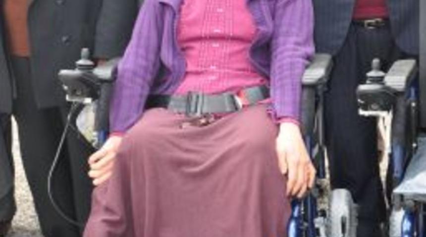 Evinden dışarı &ccedil;ıkamayan engelliye ak&uuml;l&uuml; araba hediye ettiler