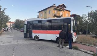 Uşak&rsquo;ta midib&uuml;s ile otomobil &ccedil;arpıştı: 4&rsquo;&uuml; &ccedil;ocuk 7 yaralı