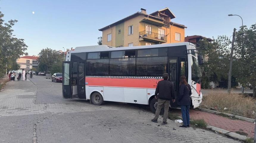 Uşak&rsquo;ta midib&uuml;s ile otomobil &ccedil;arpıştı: 4&rsquo;&uuml; &ccedil;ocuk 7 yaralı