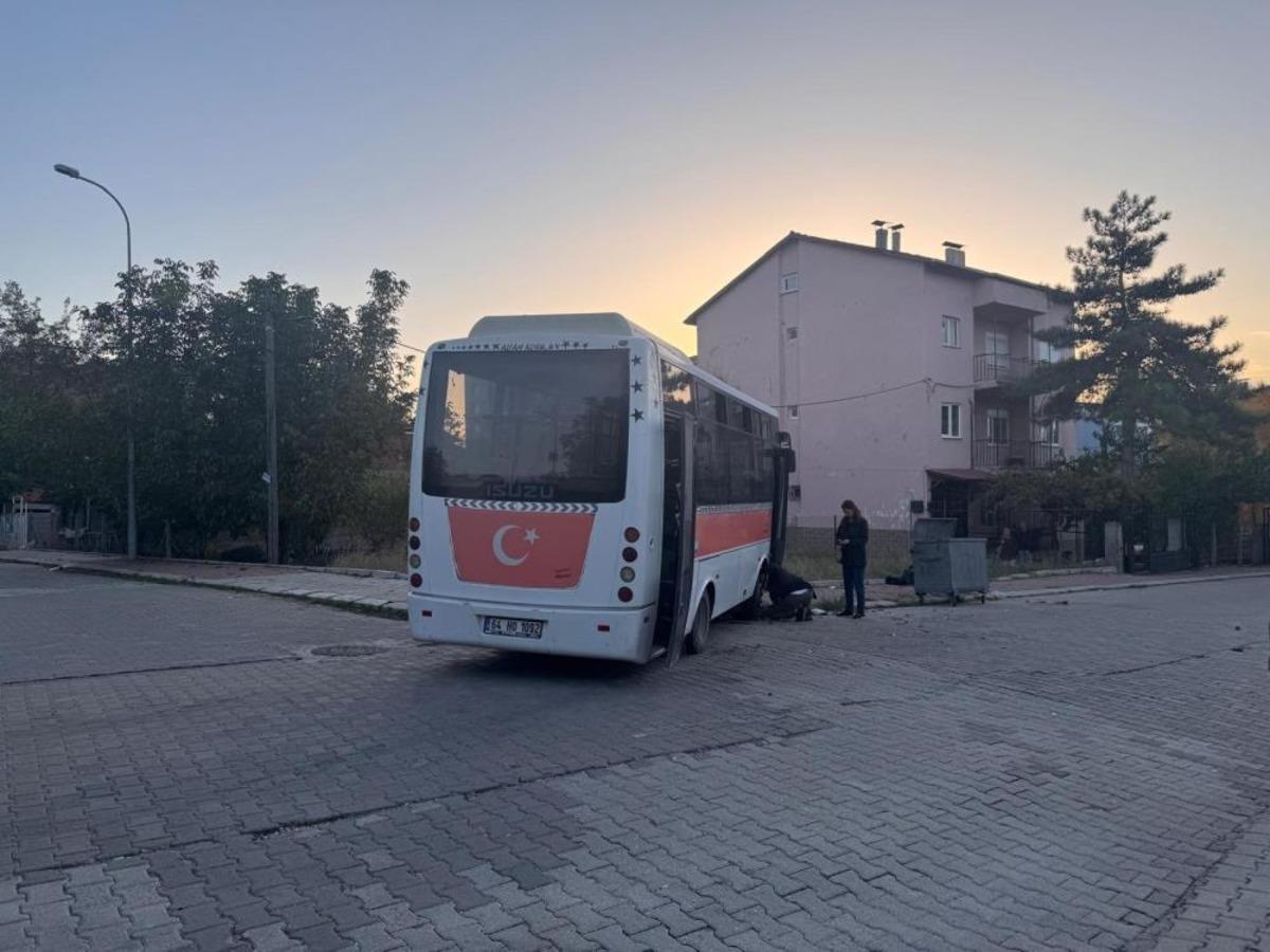 Uşak&rsquo;ta midib&uuml;s ile otomobil &ccedil;arpıştı: 4&rsquo;&uuml; &ccedil;ocuk 7 yaralı 1