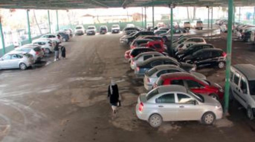 Pazaryeri, otopark olarak hizmet veriyor