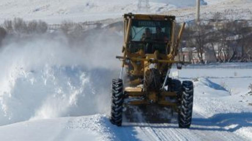 Erzurum'da kar temizleme &ccedil;alışmaları s&uuml;r&uuml;yor