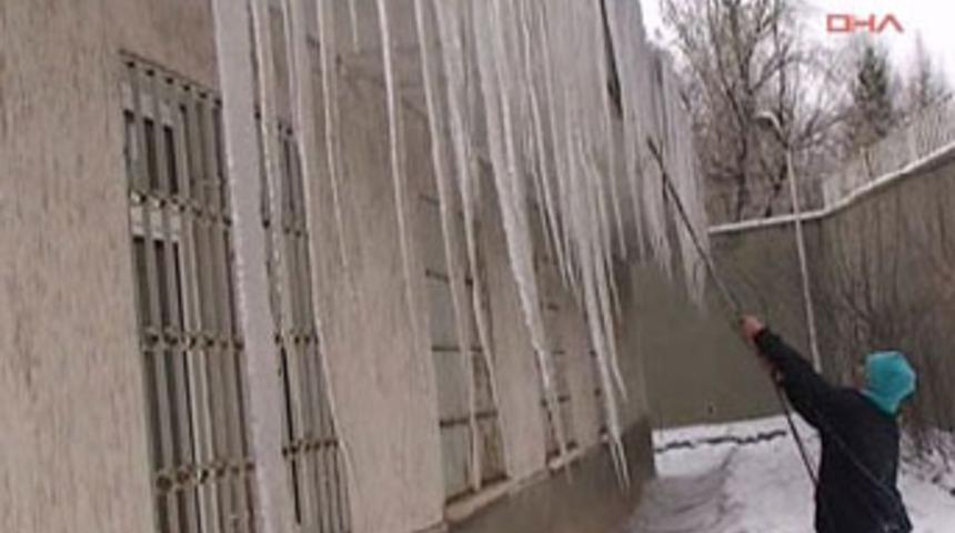2.5 metrelik buzdan sarkıtlar tehlike sa&ccedil;ıyor