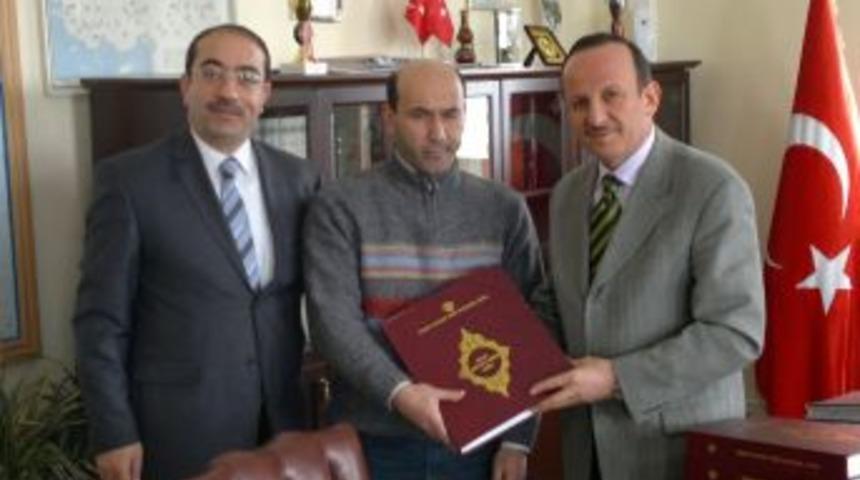 M&uuml;ft&uuml; Akın, engelli memura kabartmalı Kur&rsquo;an hediye etti