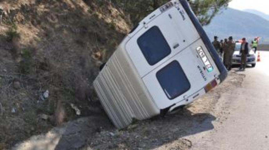 Devrilen minib&uuml;steki 8 &ccedil;ocuk yaralandı