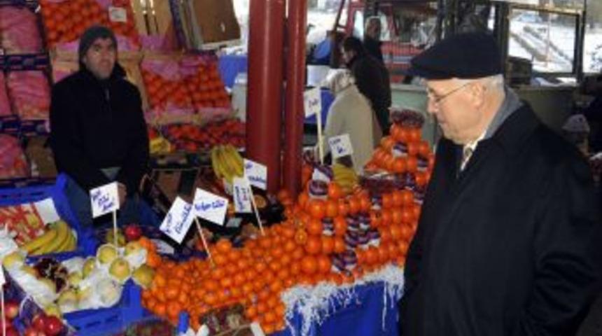 Belediye Başkanı Yaşar, Batıkent semt pazarını ziyaret etti