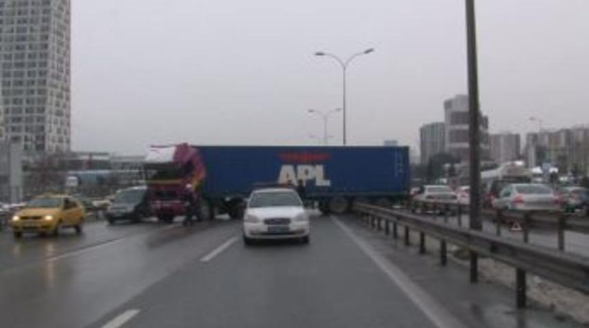 Park edildiği yerden kayan TIR, E-5 karayolunu fel&ccedil; etti