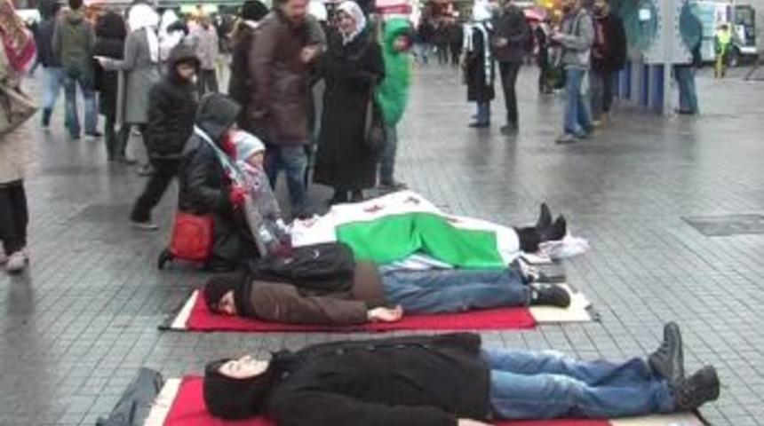 &Ouml;l&uuml; taklitli protesto vatandaşları korkuttu