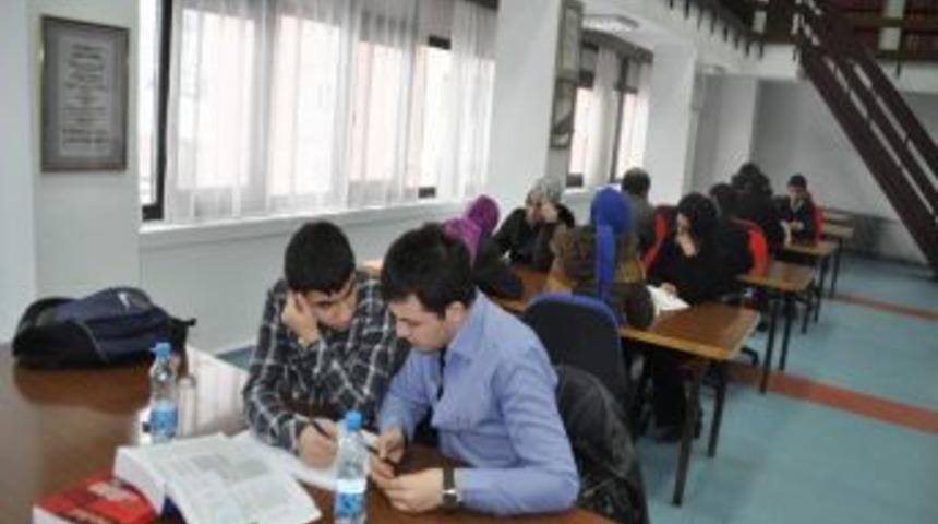 Yılda 35 bin okurun geldiği k&uuml;t&uuml;phaneden yarıyılda 7 bin kişi yararlandı