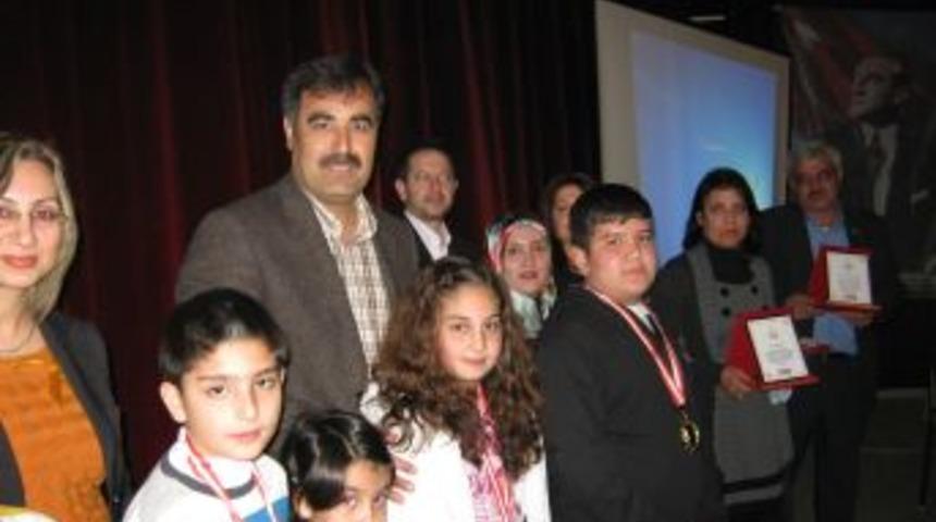 Başarılı &ouml;ğrenciler altınla &ouml;d&uuml;llendirildi