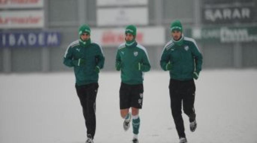 Bursaspor Ordu ma&ccedil;ı hazırlıklarına kar altında başladı