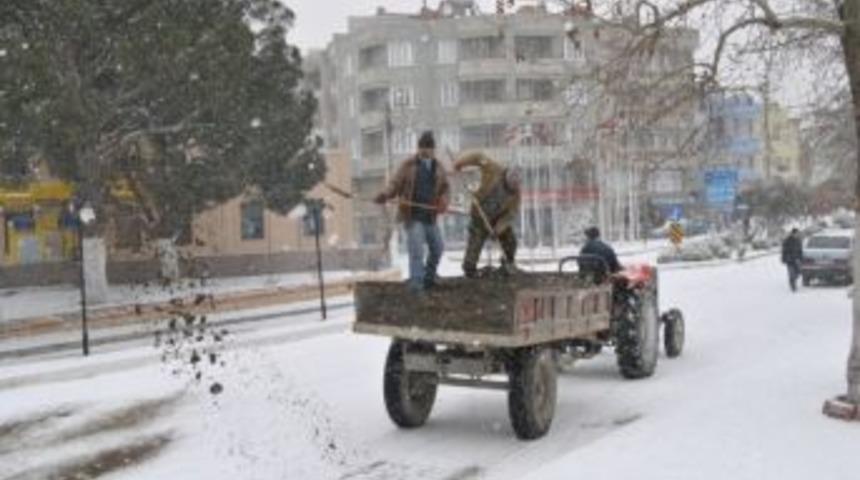 Edremit'e 4 yıl sonra kar yağdı, yollar buz pistine d&ouml;nd&uuml;