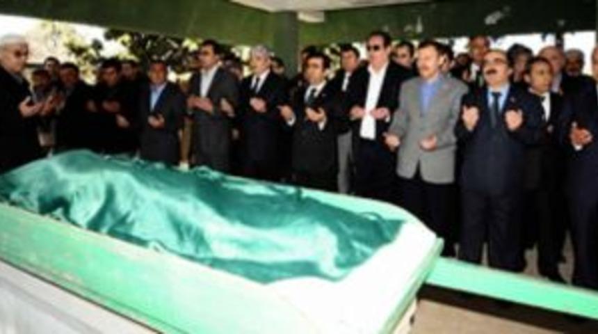 Başkan &Ouml;zcan&rsquo;ın annesi toprağa verildi ...