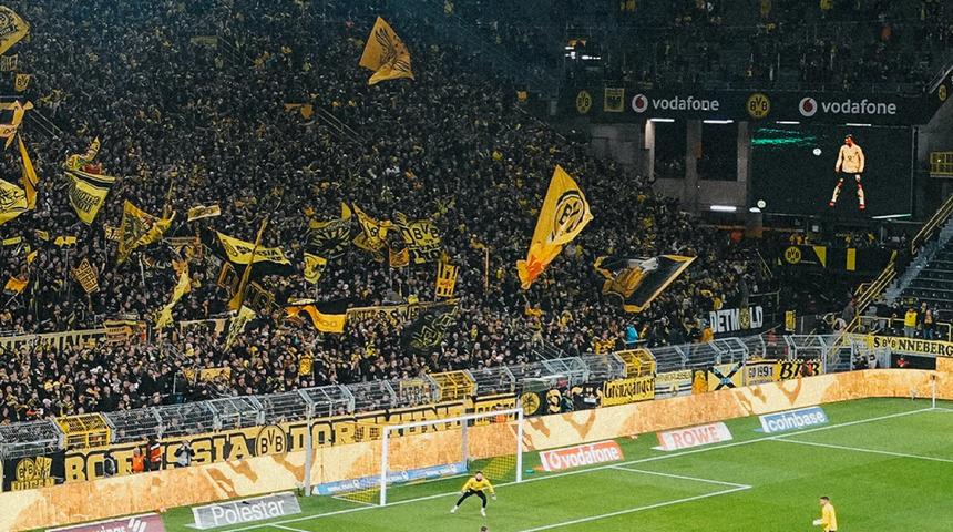 Borussia Dortmund ma&ccedil;ta telefonunu kilitleyen taraftara &ouml;d&uuml;l verecek
