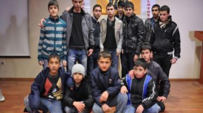 Takdir ve teşekk&uuml;r alan &ouml;ğrencilere hediye