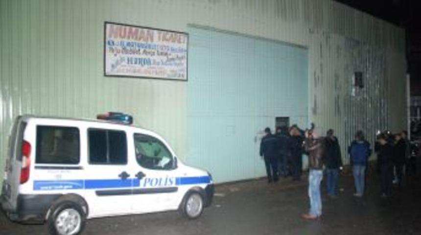 Hırsız arayan 2 polis &ccedil;atıdan d&uuml;şerek yaralandı