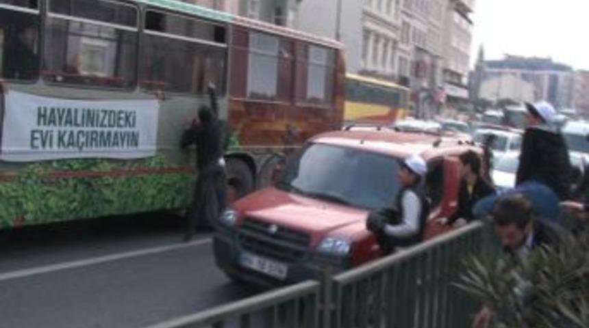 Yolcular zafer işareti yapınca, eylemciler belediye otob&uuml;s&uuml;ne saldırdı