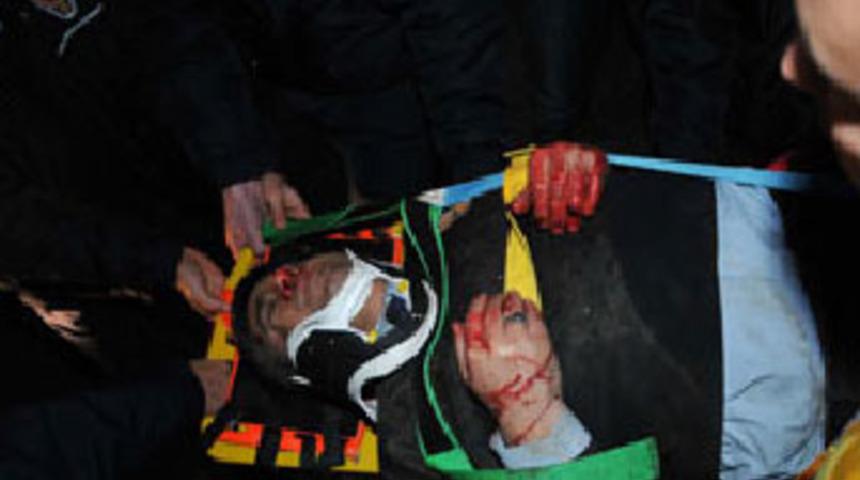 Hırsız kovalayan polisler &ccedil;atıdan d&uuml;şt&uuml;