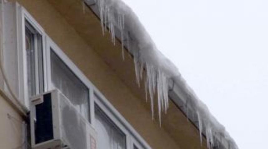 Buz sarkıtları tehlike sa&ccedil;ıyor