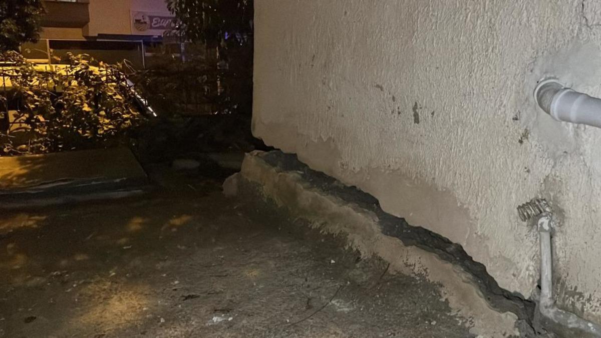 Mersin de 3 katlı binanın zemini çöktü: 40 kişi tahliye edildi 1