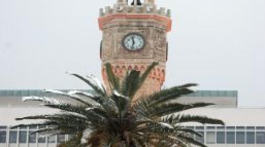 İzmir'in kar keyfi 6 saat sürdü, geriye kartpostallık manzaralar kaldı